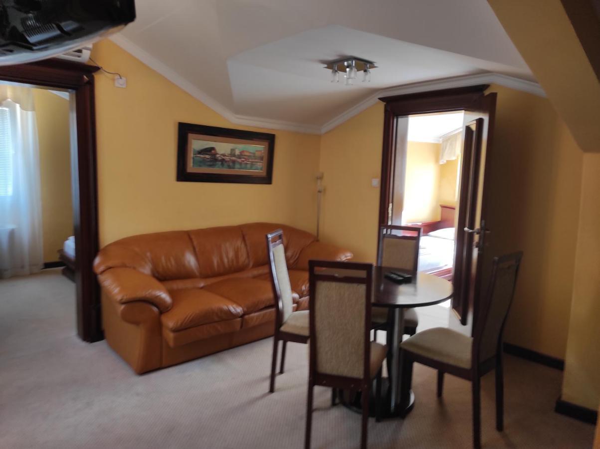 Two-Bedroom Apartment,1120942986:JPEG