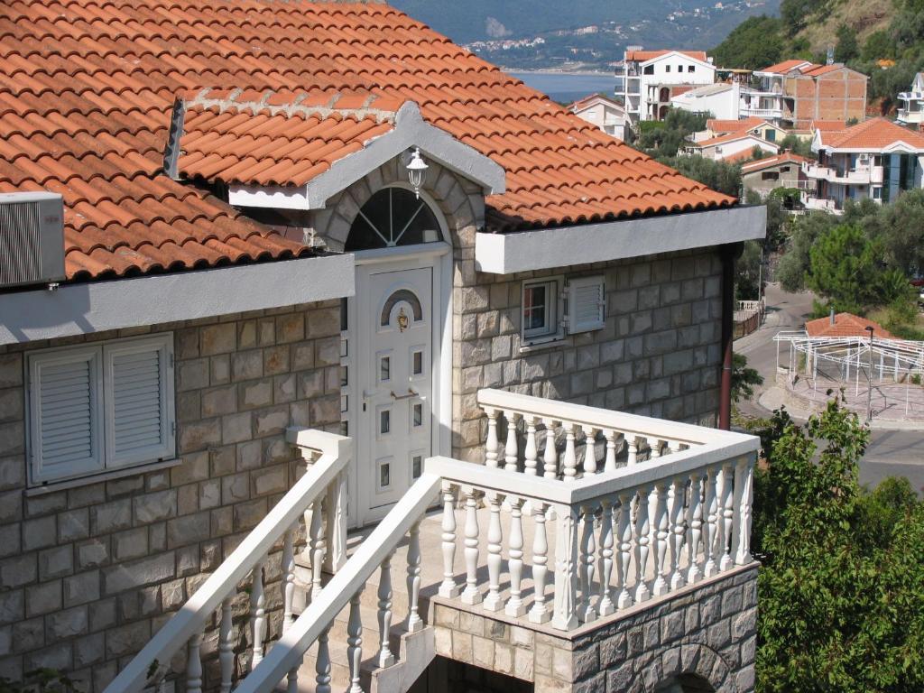 Two-Bedroom Apartment with Balcony and Sea View