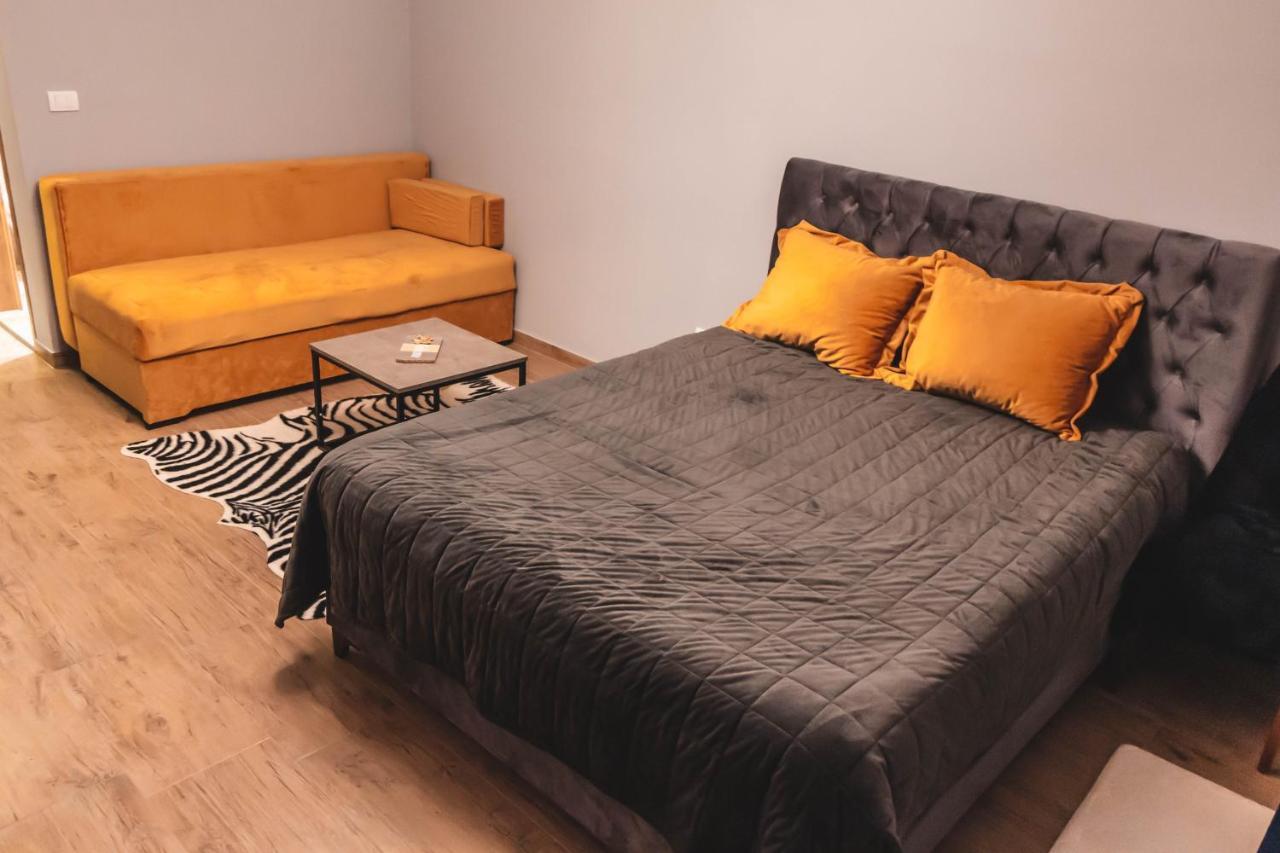 Zimmer mit Kingsize-Bett und Bergblick