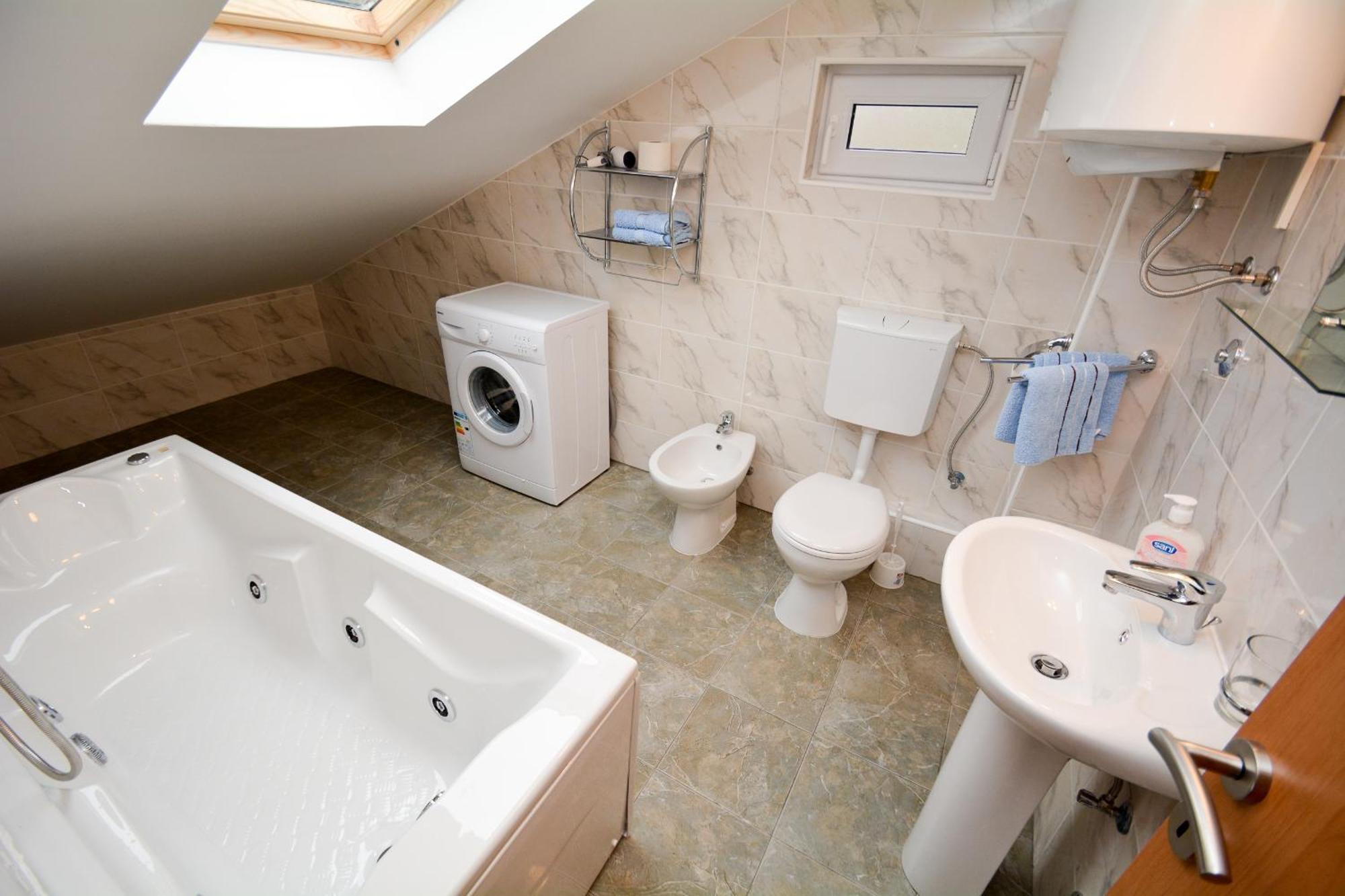 Apartment mit 2 Schlafzimmern und Whirlpool