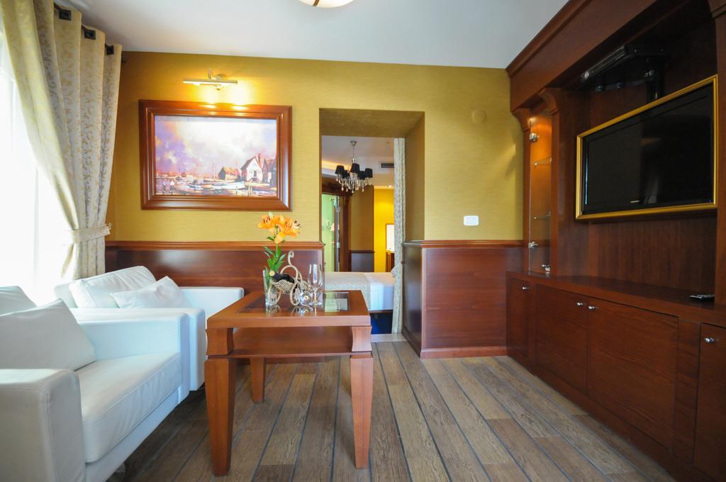 Deluxe Double Room with Balcony,124448637:JPEG