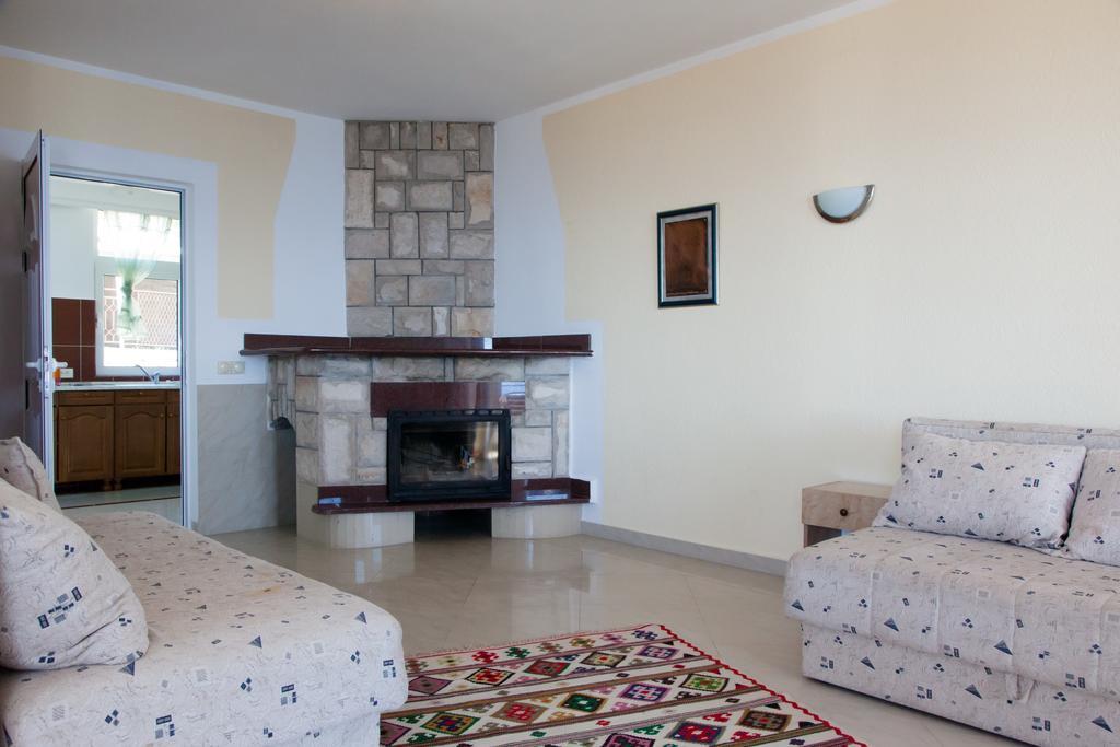 Studio (4 Adults),631260783:JPEG