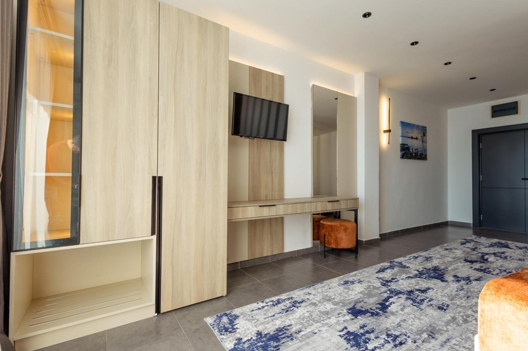 Family Room with Balcony and Sea View,1499226493:JPEG