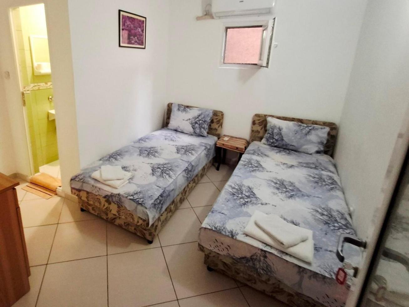 Zweibettzimmer mit Bad