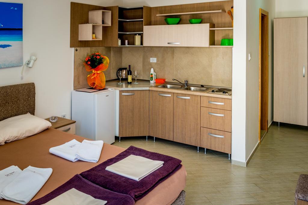 Studio mit Doppelbett und Balkon