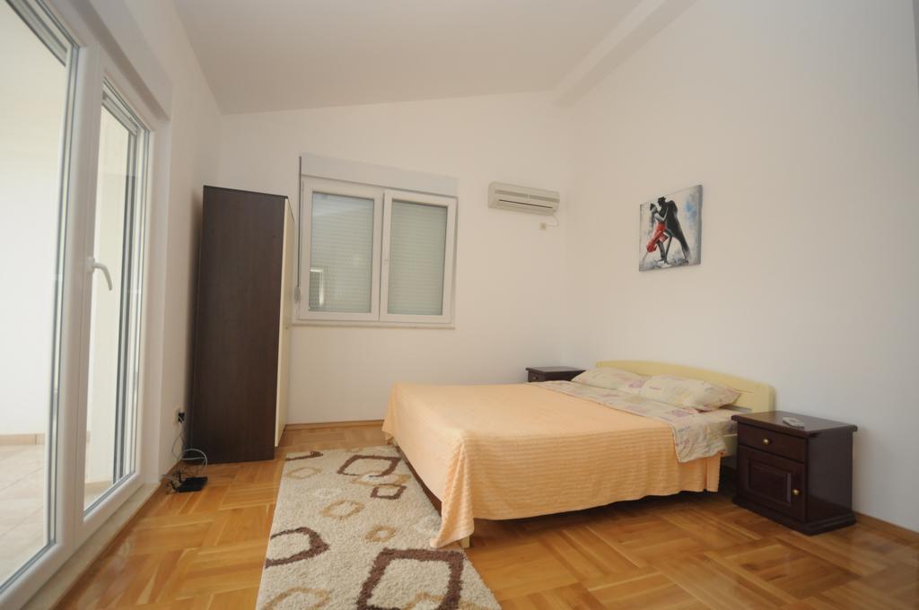 One-Bedroom Apartment,325461649:JPEG