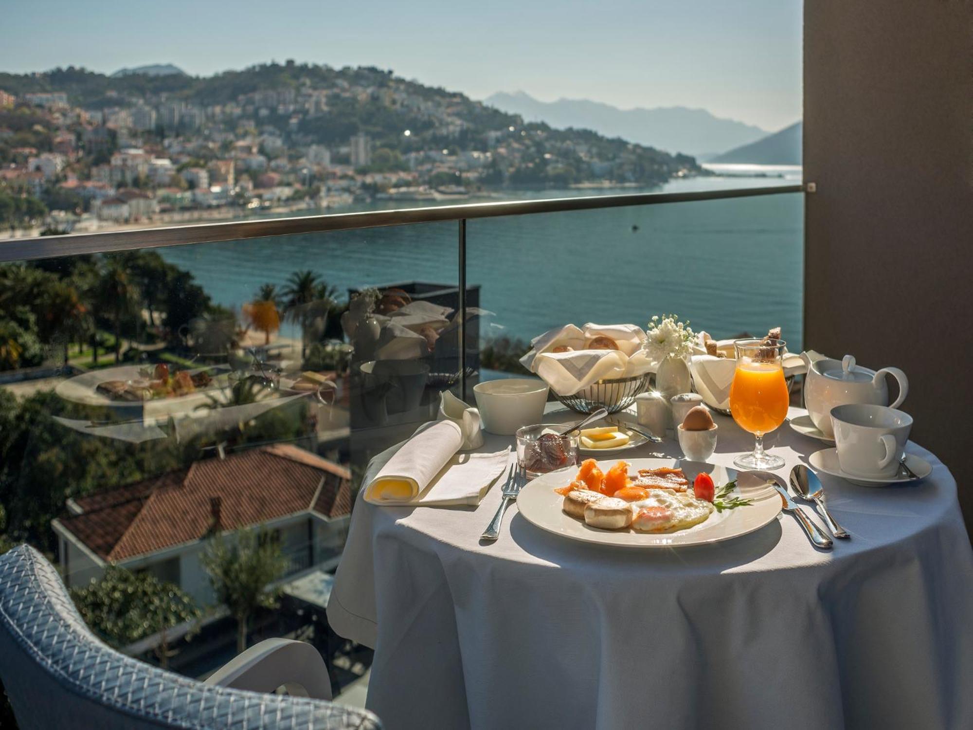 Twin Room with Balcony and side Sea View