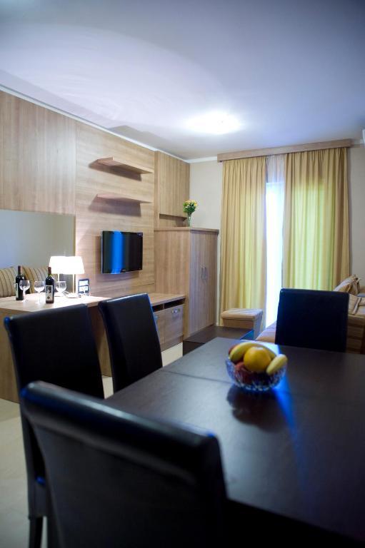 One-Bedroom Apartment with Partial Sea View,162573630:JPEG