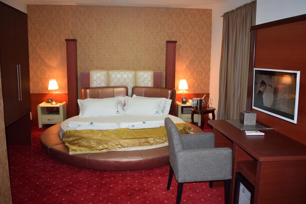 Zimmer mit Kingsize-Bett und Whirlpool