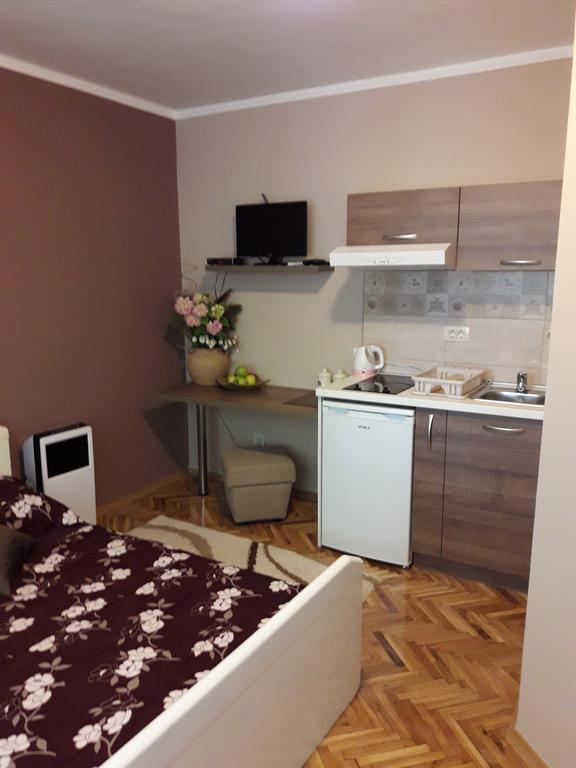 Apartment with Shower,403611291:JPEG