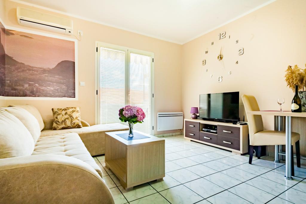 One-Bedroom Apartment with Sea View,408515538:JPEG