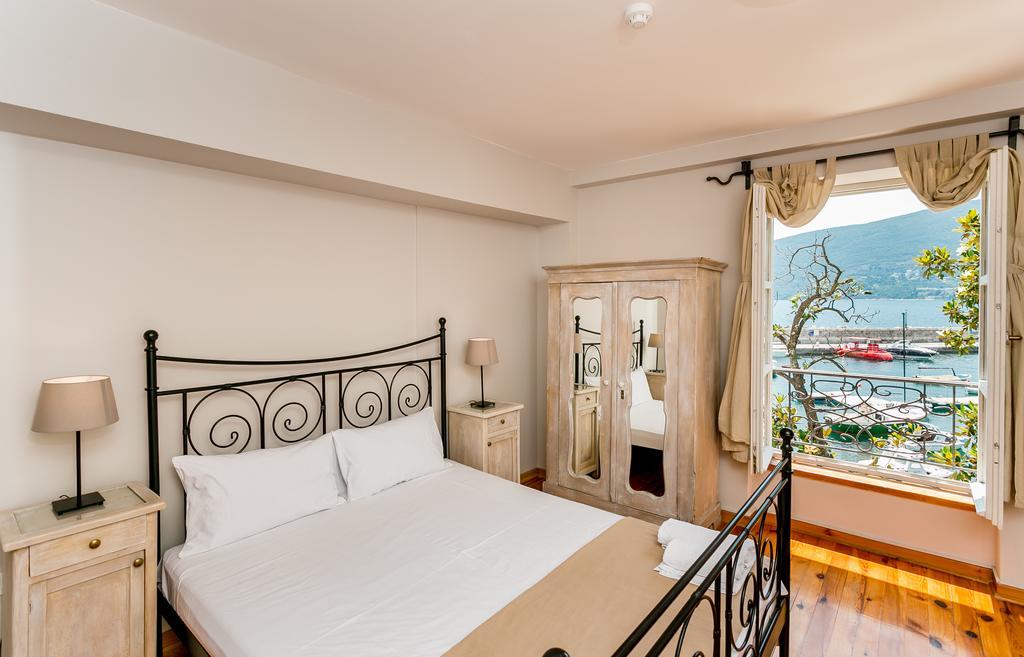 Double Room with Sea View 1