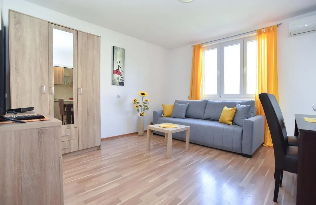 Apartment Near Old Town-1