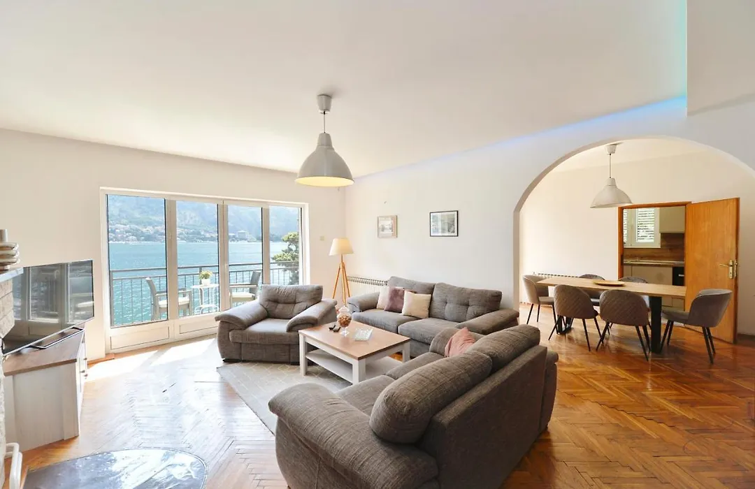 Seafront Apartments House 44 Private Balcony Old Town View-1