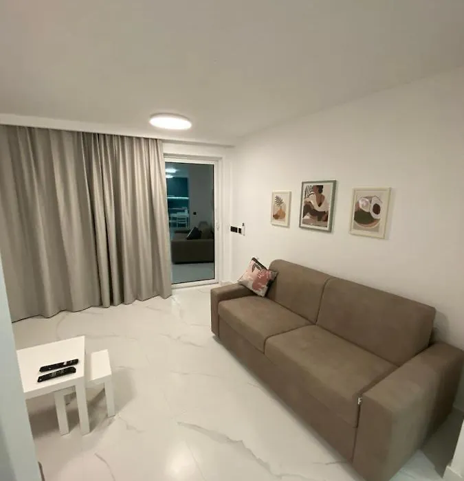 Deluxe Pool Apartment 4-1