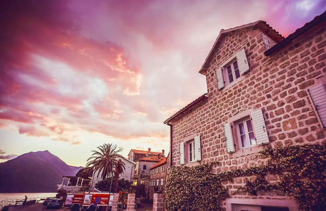 Luxury 6 Bedroom House On Waterfront-1