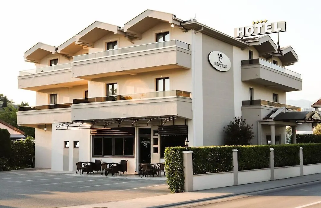Hotel Holiday-1