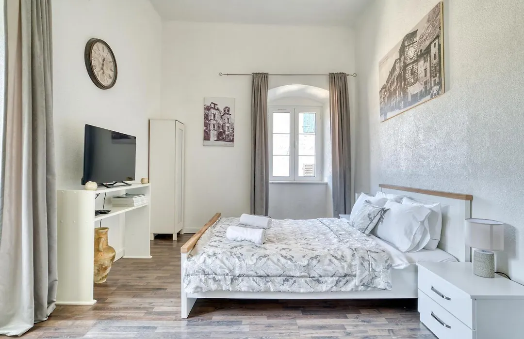 Bright, Romantic & Super Stylish Old Town Flat With Seaview & Shared Terrace-1