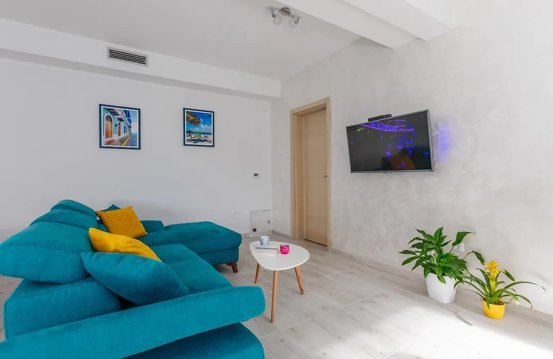 Apartment Azzurro With Pool And Parking-1