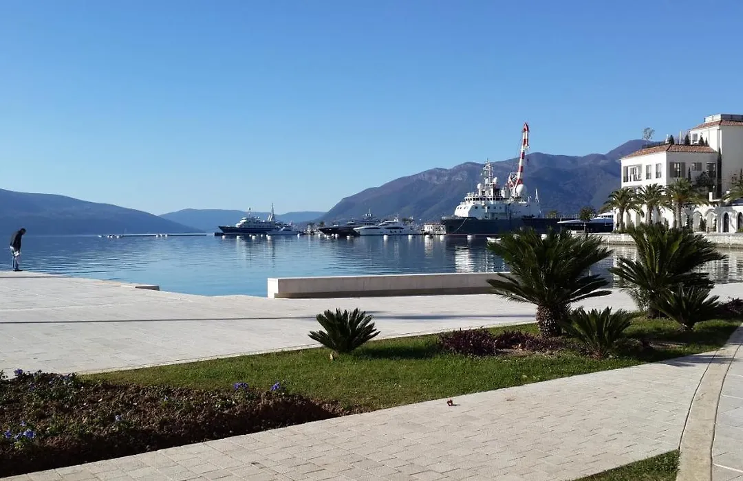 Room Next To Porto Montenegro-1
