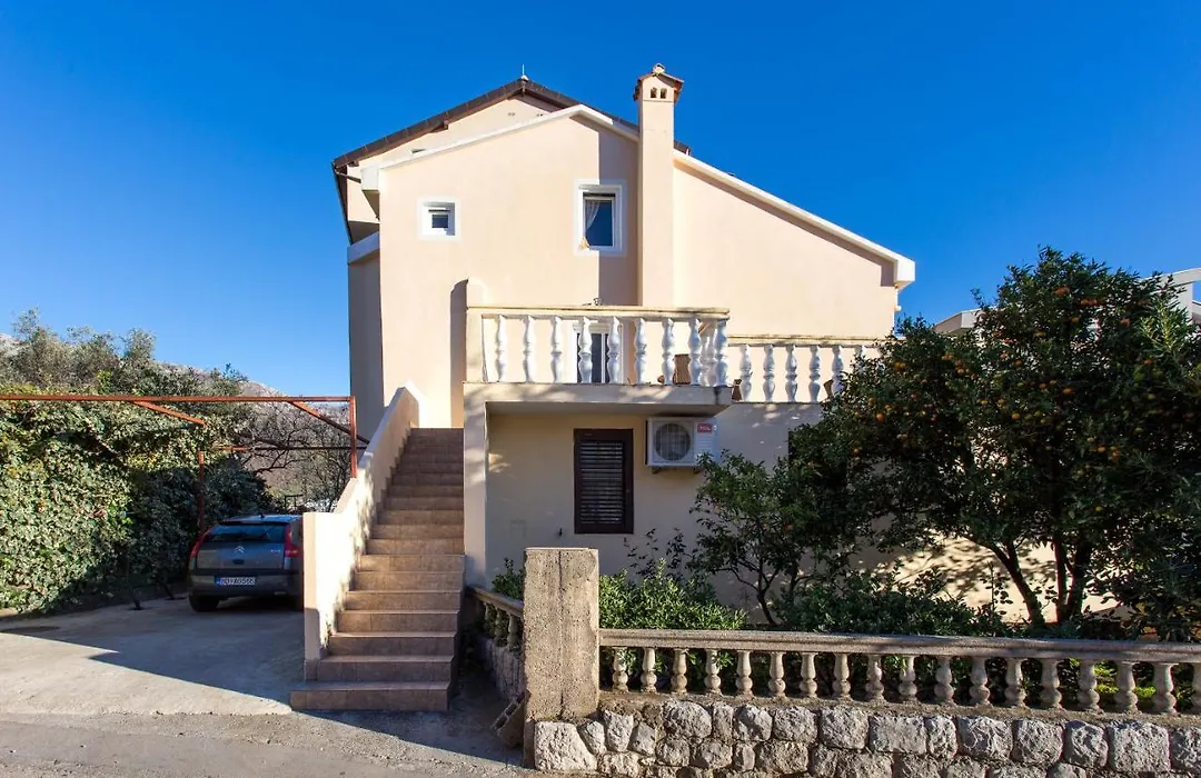 Guest House Lotos-1