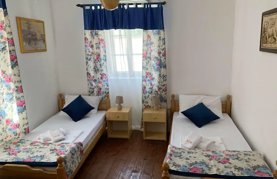 Viktor Rooms-1