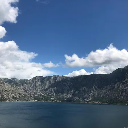 Two Bedroom Apartment With Amazing Views-3