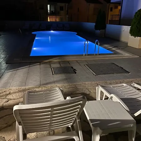Deluxe Pool Apartment 4-3