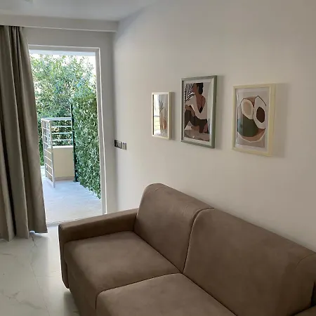 Deluxe Pool Apartment 4-2