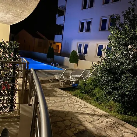 Deluxe Pool Apartment 3-2