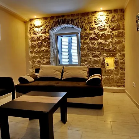 Apartments Ave R-2
