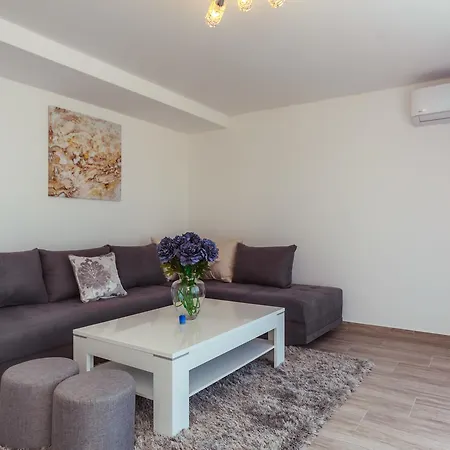 Apartments Monte Re-3
