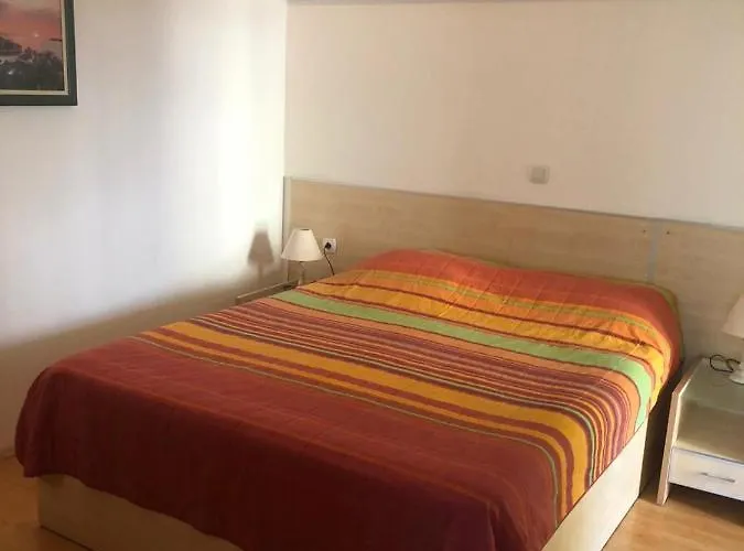 Bmv Triple Room With Balcony Sveti Stefan