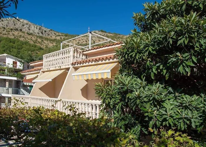 Apartments Nikoleta Sveti Stefan