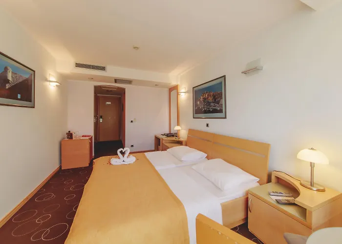 Hotel di lusso a Budua vicino a forte Kosmač