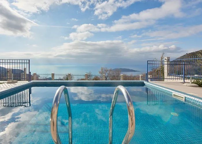 Sunbreeze Delux Vilas Budva met een Zwembad