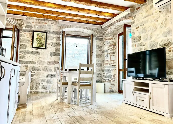 Kotor Hotels near Destilería de whisky Teeling with shuttle service