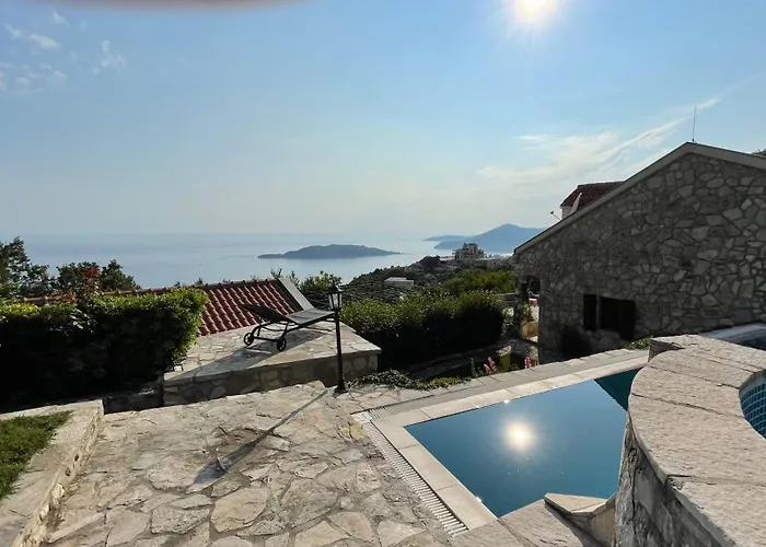 House In The Mountains Near Budva met een Zwembad