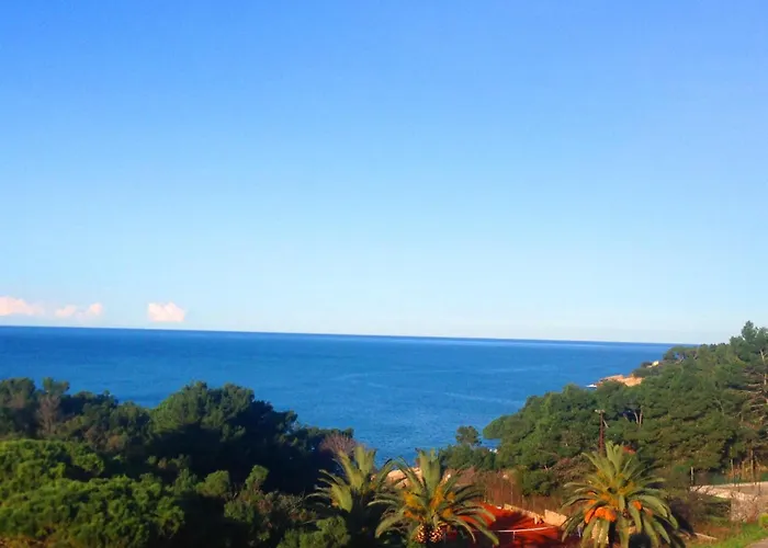 Ulcinj hotels near Xhamia e Bregut