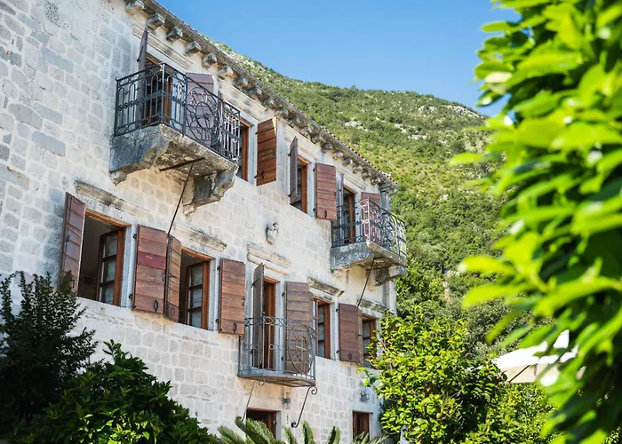 Pet friendly Guesthouse Mrshe Palace Perast