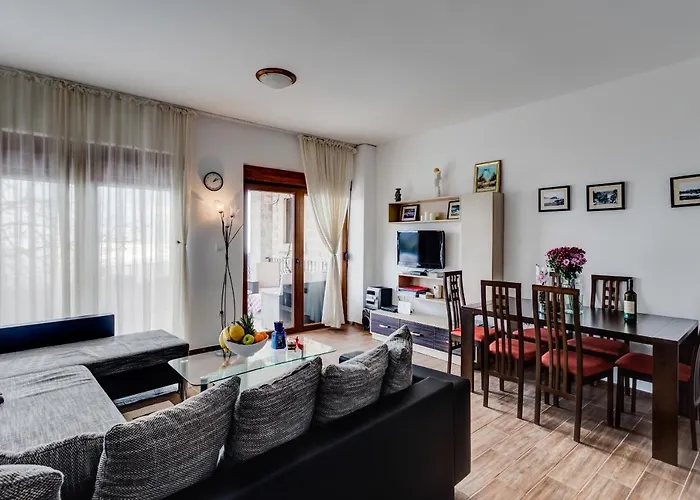 Villa Ladera Lapcici Budva met een Zwembad