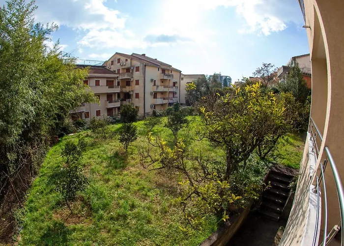 Guest House Mandarina Budva