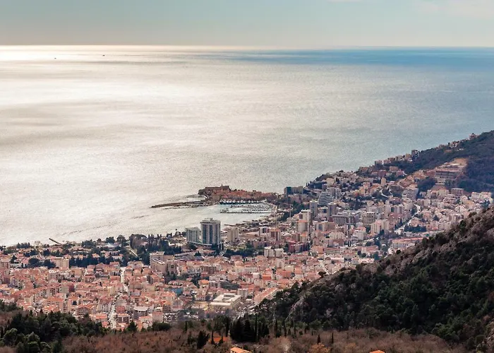 Villa Ladera Lapcici Budva met een Zwembad