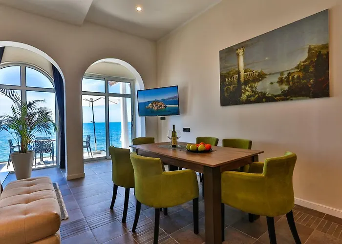 Sveti Stefan hotels near Crkva Svetog Tome